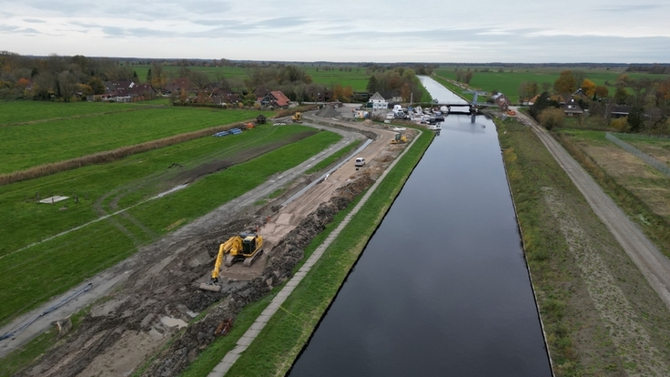 Der Ems-Jade-Kanal spielt für die Entwässerung der Region eine herausragende Rolle. Während am Südufer das Baugeschehen noch am Anfang steht, ist das breitere Dammprofil am Nordufer aus der Luft bereits gut erkennbar (Bild: Edzards/NLWKN).