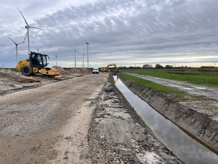 Um die Erhöhung um einen Meter zu ermöglichen, ist angesichts des zusätzlichen Platzbedarfs eine Verlegung des Entwässerungsgrabens hinter dem Damm erforderlich (Bild: Edzards/NLWKN).