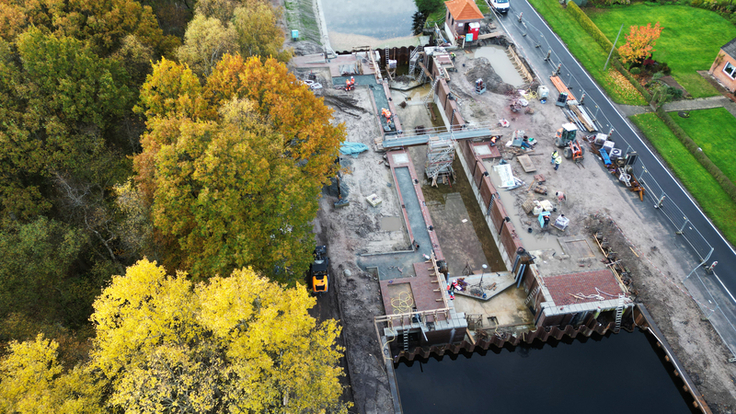 Der Blick von oben in die 3,85 m Meter tiefe Schleusenkammer und auf das Gelände zeigt: Das Projekt des NLWKN in der Gemeinde Uplengen ist bereits weit vorangeschritten (Bild: Bengen/NLWKN).