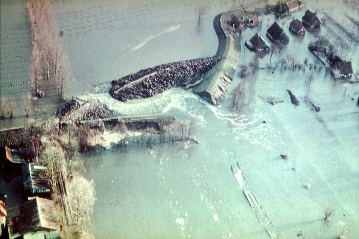 . Fast ohne Ebbe türmten sich die Wellen am Nachmittag des 03. Januars meterhoch auf. Vor allem in der Gemeinde Drochtersen wurden weite Flächen überflutet (Bild: NLWKN).