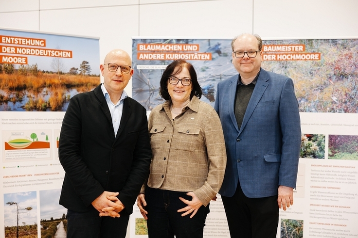Umweltminister Christian Meyer (rechts), NLWKN-Direktorin Anne Rickmeyer und Jens Palandt, Umwelt- und Klimadezernent der Region Hannover, tauschten sich bei der Auftaktveranstaltung zum Klimaschutz- und Naturschutzprojekt „Repeat“ aus