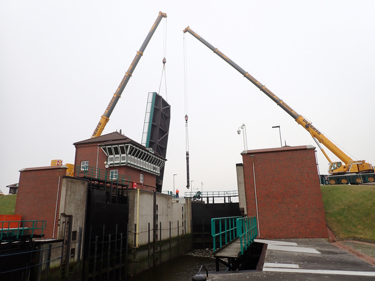 Kraneinsatz im Leysiel: Was sonst über die eigene Hydraulik geleistet wird, musste im Rahmen der Arbeiten an der Brücke mit Hilfe eines Krans bewegt werden (Bild: Janssen/NLWKN).