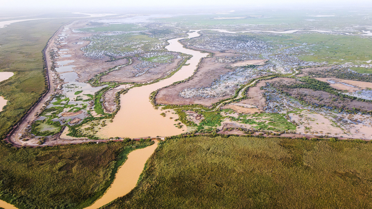 Durch einen Deich ist der Djoudj National Bird Sanctuary vom nahen Senegalfluss getrennt. Die komplexe Hydrologie des Schutzgebiets ist für den Erhalt der Vogelvielfalt von entscheidender Bedeutung (Bild: Senegal - Nature-Communautés-Développement).