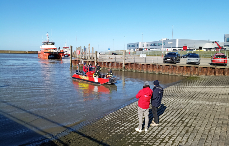 Neben der Feuerwehr Norden testeten auch Vertreter der Wehren von Baltrum und Dornum den Prototyp der Boote für die Schadstoffunfallbekämpfung in Küstenhäfen (Bild: NLWKN).