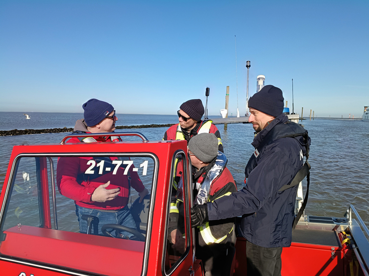 Viel Platz für Spezialgerät, aber auch für bis zu acht Personen: Vertreter von Feuerwehr, NLWKN und Hersteller während der Probefahrt vor Norddeich (Bild: NLWKN).