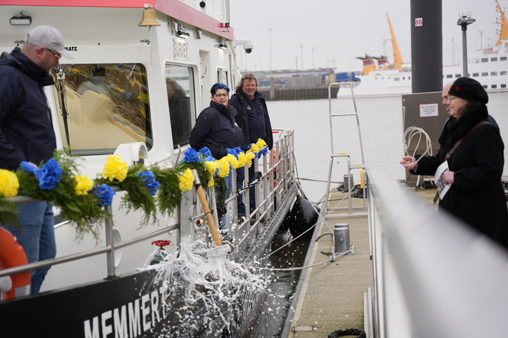 Mit einem kräftigen Hammerschlag ging die Sektflasche bei der Taufe durch Cornelia Scupin zu Bruch (Lippe/NLWKN).