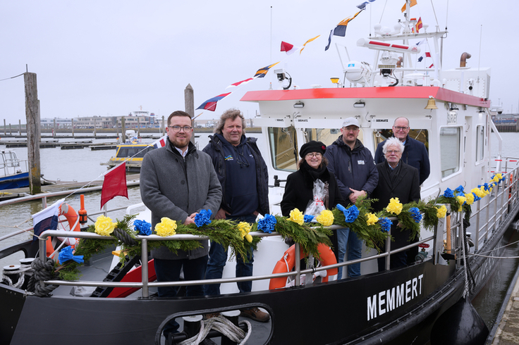 Freuen sich nach Planungs- und Bauphase nun auf den Einsatz der MS „Memmert“ (v.l.): Julian Nörder (NLWKN), Jan Heinks (Maschinist Memmert), Cornelia Scupin, Kapitän Jeffrey Rieken, Werft-Geschäftsführer Hermann Bartel und Holger Dirks (NLWKN).