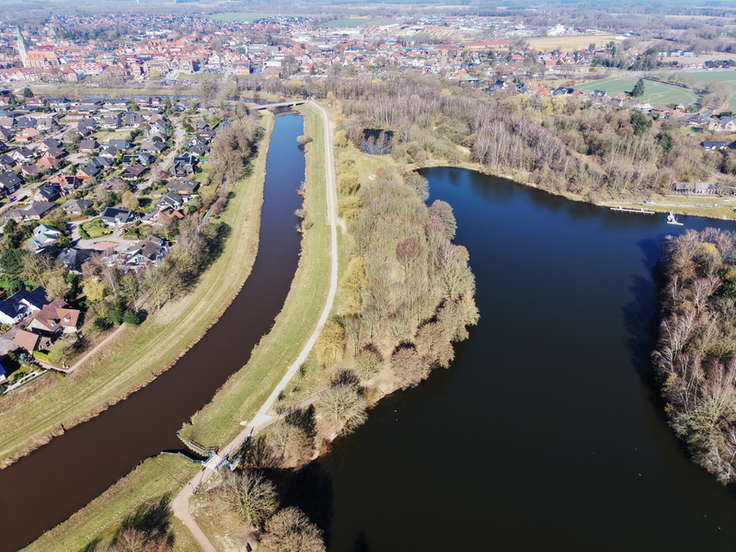 Blick aus der Luft auf Hase und „Haselünner See“: Von dem insgesamt 485 Meter langen Hochwasserdeich zwischen See und Hase sind rund 225 Meter als Überlaufschwelle angelegt (Bild: NLWKN).