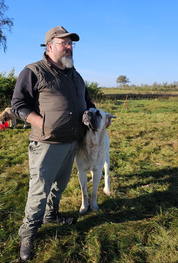 Kai Mithöfer, der neue Schäfer auf den Flächen des NLWKN an der Thülsfelder Talsperre, mit einem seiner Herdenschutzhunde, einem Mastino Espanol.