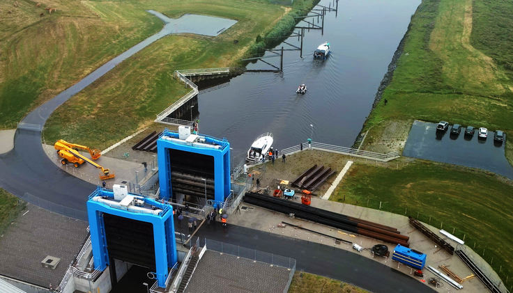 Die Hadelner Kanalschleuse in Otterndorf ist das Tor zum Schifffahrtsweg Elbe-Weser. Sie und viele weitere Schleusen und Brücken an den landeseigenen Wasserstraßen sind ab April zu neuen, einheitlichen Konditionen nutzbar (Bild: Diepen/NLWKN).