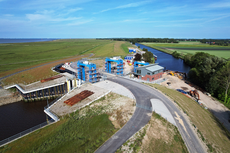 Die neue Hadelner Kanalschleuse kurz vor ihrer Fertigstellung im Sommer 2022. In den kommenden Wochen wird die Anlage einer umfangreichen turnusmäßigen Prüfung unterzogen (Bild: Team Adcor).
