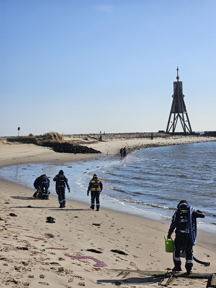 Bei der Übung nahe der Kugelbake in Cuxhaven stand die Reinigung von Öl verschmutzter Strandabschnitte im Vordergrund.