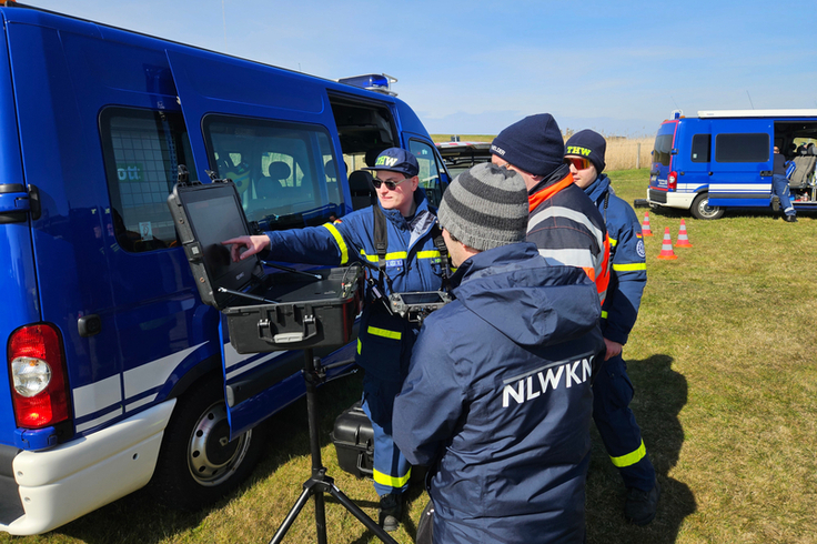 Die Übung soll Teamwork und Fachkenntnis der Einsatzkräfte verbessern. Auch die Aus- und Fortbildung der Helferinnen und Helfer der verschiedenen THW-Fachgruppen aus dem Ortsverband Cuxhaven ist ein Ziel (Bild: Havariekommando).