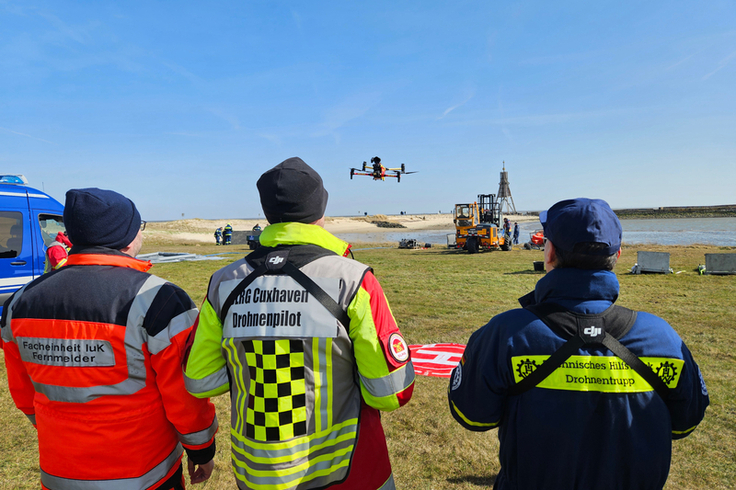 Für die Lageerkundung aus der Luft steht inzwischen Drohnentechnik zur Verfügung. Auch ihr koordinierter Einsatz wurde in Cuxhaven erprobt (Bild: Havariekommando).