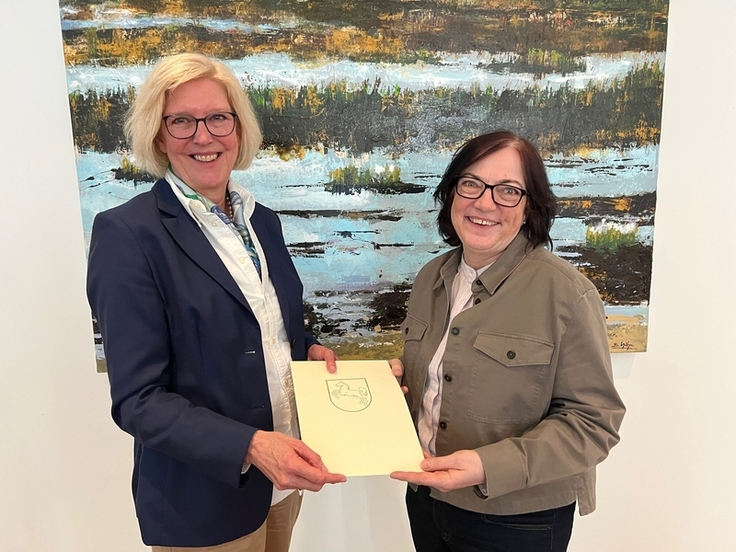 Ute Schlautmann, Leiterin der NLWKN-Betriebsstelle Brake-Oldenburg (links im Bild), geht nach fast 35 Dienstjahren in den Ruhestand. An ihrem letzten Arbeitstag wurde sie von Direktorin Anne Rickmeyer verabschiedet (Foto: NLWKN).