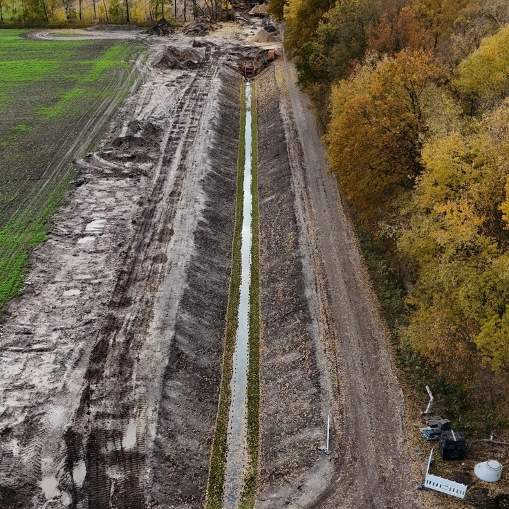 Umbau des Entwässerungssystems Kaltenweider Hauptvorfluter außerhalb der Moorflächen für die angrenzenden Nutzflächen am Achtminutenweg in Langenhagen.