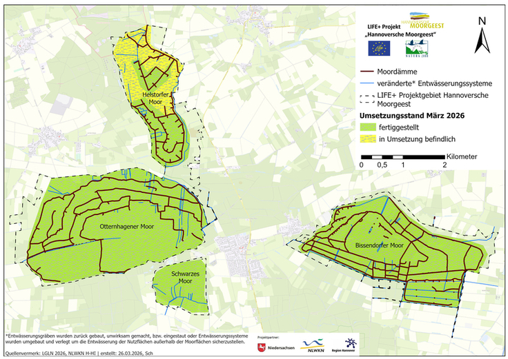 Umsetzungsstand der Maßnahmen in der „Hannoverschen Moorgeest“ im März 2026, vor der letzten Bauphase im August 2026. Im Schwarzen Moor und Otternhagener Moor sind die Arbeiten abgeschlossen, im Bissendorfer Moor zu ca. 90 %, im Helstorfer zu ca. 7