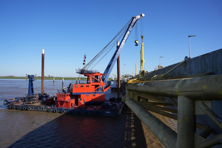 Koloss am Haken: Per Schwimmkran wurden die neuen Hydraulikzylinder eingehoben (Bild: Lippe/NLWKN).