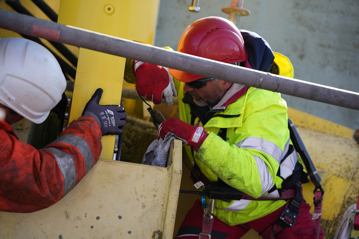 Kniffliger Einsatz im Schatten des Sperrwerks: Beim Einsetzen der neuen Zylinder war Millimeterarbeit gefragt (Bild: Lippe/NLWKN).