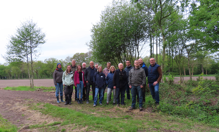 Beim Arbeitstreffen in Filsum begutachteten Mitarbeitende der Landkreise sowie Vertreter von Landvolk und Naturschutzverbänden zusammen mit Landschaft und NLWKN im zurückliegenden Winter gepflegte Wallhecken (Foto: Erdbeer/NLWKN).
