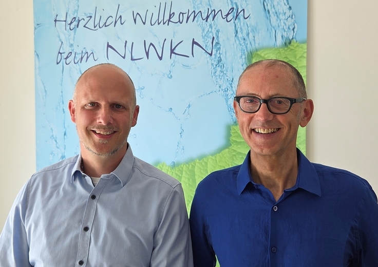 Hubertus Schültken (rechts), Grundwasserexperte und „Vater“ des Niedersächsischen Grundwasserworkshops, geht nach mehr als 30 Jahren in den Ruhestand. Sein Nachfolger Dr. Lars Germershausen übernimmt seinen Aufgabenbereich.