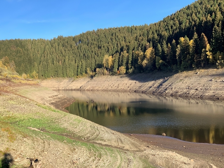 Trockenheit und Niedrigwasser, wie hier an der Okertalsperre 2018, können zukünftig in Niedersachsen zu Nutzungskonflikten um die Ressource Wasser führen. Ein vorausschauendes Wassermanagement erscheint daher dringend geboten.