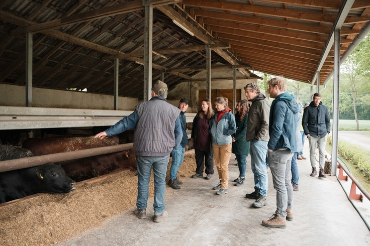 Landwirt Joachim Schmedt stellte den Besuchern Herausforderungen vor und gab Einblicke in die praktische Zusammenarbeit mit dem LIFE GrassbirdHabitats Projekt. (Foto: G. La Spina)