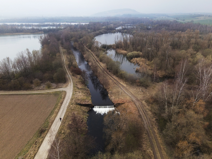 Der Ist-Zustand des Oker-Abschnitts bei Vienenburg aus der Luft: Zwischen den Kiesabbauflächen verläuft das Gewässer bisher stark kanalisiert (Bild: NLWKN).