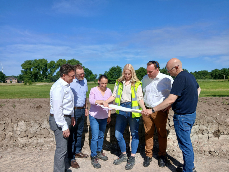 Das erste Etappenziel vor Augen – den zweiten Bauabschnitt bereits fest im Blick (v.l.): Mirko Dannenfeld, Josef Nießen (beide LK Harburg), Sandra Burg, Theresa Wilhelms (beide NLWKN), Bürgermeister André Wiese und Verbandsvorsteher Christoph Sande