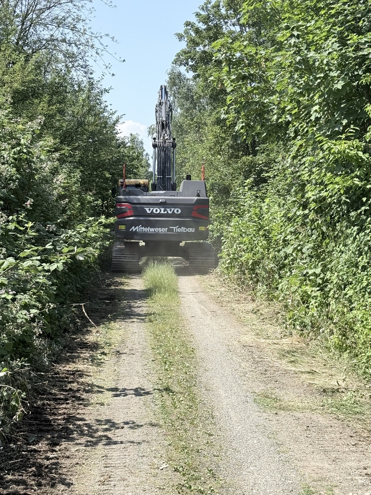 Bagger auf dem Weg zum Abbruch des Absturzes