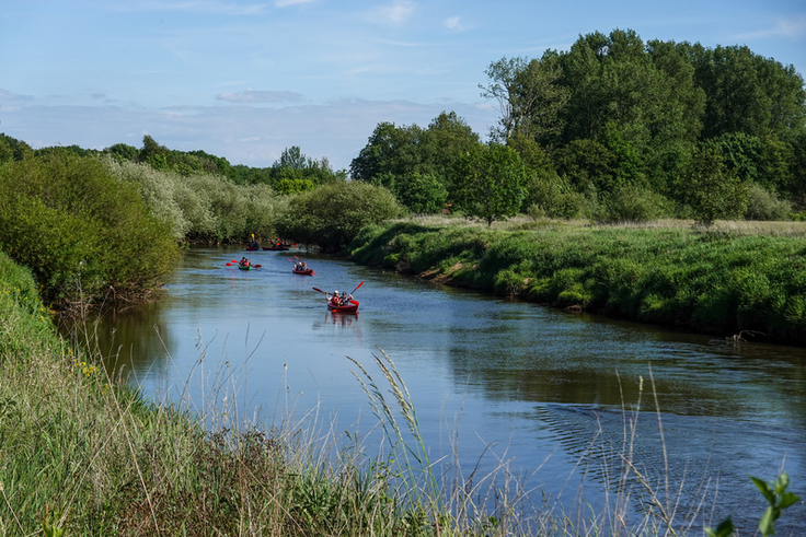 Gewässer in Niedersachsen, wie beispielsweise hier zu sehen die Hase zwischen Lahre und Dörgen, locken viele Menschen an. Dortige Freizeitaktivitäten wie Schwimmen oder Paddeln bergen aber auch Gefahren. Der NLWKN rät hierbei zu besonderer Vorsicht.