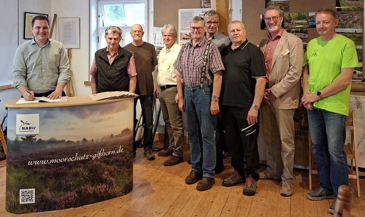 Landrat Philipp Raulfs (links) und die Vertreter der Organisationen und Institutionen unterzeichneten am Mittwoch die Deklaration für das "Netzwerk Großes Moor". Foto: Landkreis Gifhorn