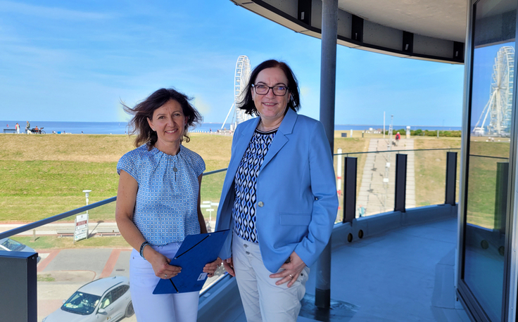 Dr. Sylvia Zaun (links) leitet künftig den Geschäftsbereich „Wasserwirtschaft und Strahlenschutz“ in der NLWKN-Betriebsstelle Brake-Oldenburg. NLWKN-Direktorin Anne Rickmeyer (rechts) nahm am NLWKN-Standort in Norddeich die offizielle Ernennung vor