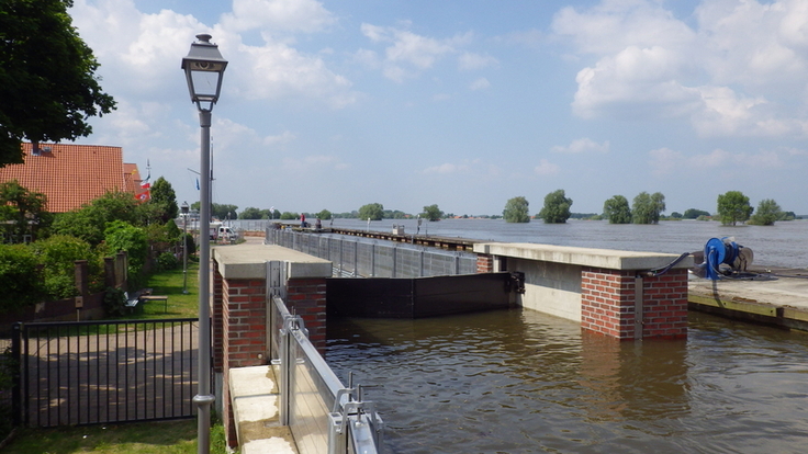 Die in den 00er Jahren errichteten Schutzanlagen für Hitzacker hielten dem Elbe-Hochwasser 2011 und 2013 stand. Dennoch zeigten die Ereignisse auf: Es muss nacherhöht werden, um weiterhin ein hohes Schutzniveau zu garantieren.