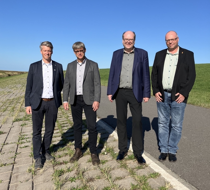 Christian Meyer (Zweiter von rechts) besichtigte das abgeschlossene Deichprojekt. Die Arbeiten in der Krummhörn zeigten ihn Dr. Thomas Schoneboom (links) vom NLWKN sowie Gerd-Udo Heikens und Frank Rosenberg (rechts) von der Deichacht Krummhörn.