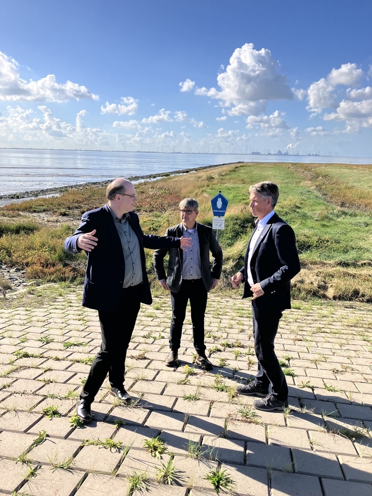 Minister Christian Meyer im Austausch mit Dr. Thomas Schoneboom (NLWKN) und Gerd-Udo Heikens (Deichacht Krummhörn)