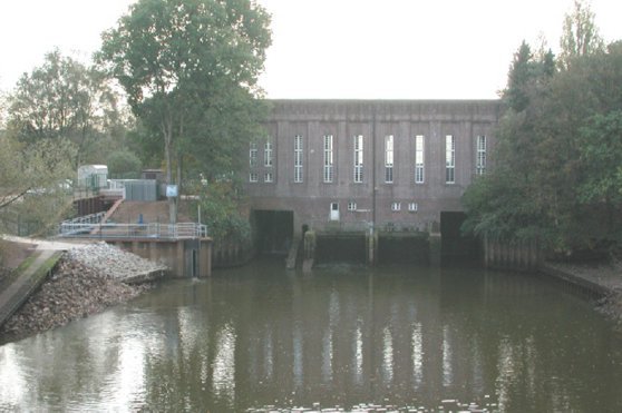 Wasserkraftwerk Oldenburg mit Auslaufbauwerk des Fischpasses