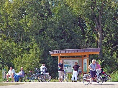 Der Infopavillon am Olgahafen ist Startpunkt des Naturerlebnispfades "Dümmer-Ufer"