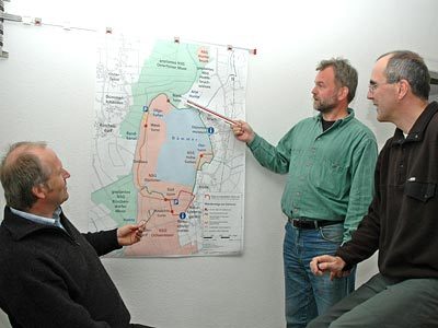 Das Team der Naturschutzstation Dümmer plant und diskutiert Entwicklungsmaßnahmen