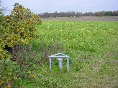 Grundwassermessstelle - im Hintergrund Zwischenfrucht Senf