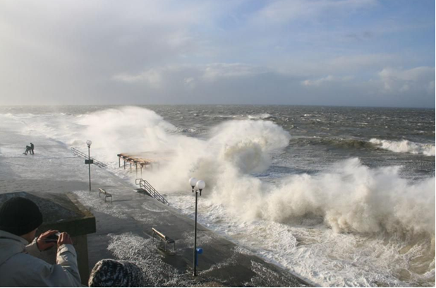 Strumflut an der Promenade auf Borkum