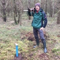 Marcel Hollenbach (Region Hannover) kalibriert neue Datalogger im Bissendorfer Moor (Foto: Jens Fahning, NLWKN)