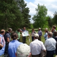 Exkursion in das Otternhagener Moor im Rahmen der NNA-Moorschutztagung – Marcel Hollenbach (Region Hannover) und Susanne Brosch (Projektmanagement NLWKN) erläutern die geplanten Revitalisierungsmaßnahmen. (Foto: Jens Fahning, NLWKN)