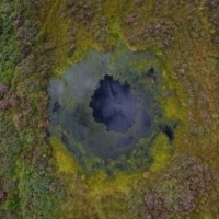 Drohnenaufnahme vom „Moorauge“ im Bissendorfer Moor zur Heideblüte (Juli 2018) (Foto: Marcel Hollenbach, Region Hannover)