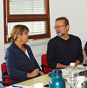Dr. Jan Sliva (rechts) diskutiert mit Susanne Brosch (NLWKN)