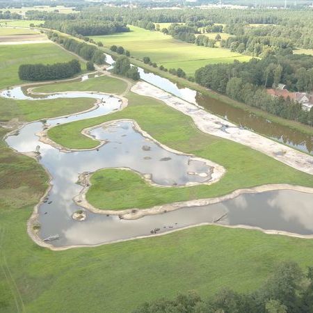 Der Blick von oben zeigt sowohl die Große Aue als auch den neu geschaffenen Seitenarm. (Bild: Unterhaltungs- und Landschaftspflegeverband Große Aue)