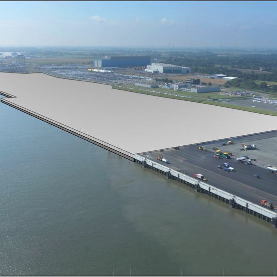 Ein 1.257 Meter langes Kaibauwerk mit drei Liegeplätzen und eine wasserseitige Zufahrt – das plant die Niedersachsen Ports GmbH & Co. KG an der Elbe. Zusätzlich soll für ein neues Terminal eine Fläche von rund 28 Hektar aufgespült werden. (Fot