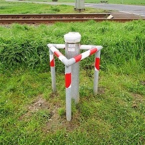 Eine Messstelle des NLWKN. Im Hintergrund verläuft eine Bahnlinie.