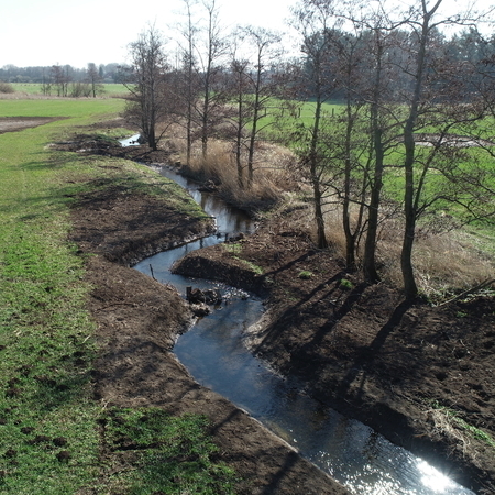 Luftbild vom umgestalteten Gewässer, das sich schlingenförmig durch die Landschaft schlängelt.