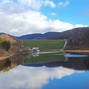 Der über 50 Meter hohe Damm der Odertalsperre: rechts die Hochwasserentlastungsanlage, links das Wasserkraftwerk. Der Stausee im Vordergrund gehört zum Unterwasserbecken der Odertalsperre.